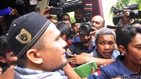 Saat muncul, Ipul tak banyak menjawab pertanyaan wartawan. Dia hanya meminta doa atas kasus yang tengah membelitnya. Pool/Noel/detikFoto.
