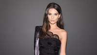 Emily tampil dalam balutan busana hitam menerawang. Jamie McCarthy/Getty Images for Marc Jacobs/detikFoto.