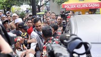 Tampak kerumunan Ormas yang menemani Saipul yang baru turun dari Innova. Pool/Noel/detikFoto.