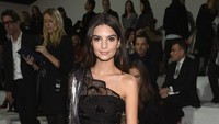 Bagaimana menurut Anda penampilan Emily kali ini? Dimitrios Kambouris/Getty Images for Marc Jacobs/detikFoto.