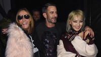 CL tampil dibalut dress marun dengan belahan kaki tinggi sepaha dipadu boots silver dan jaket varsity marun-putih serta clutch bag kuning. Jamie McCarthy/Getty Images for Marc Jacobs/detikFoto.
