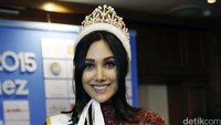 Senyuman manis Miss International 2015 Edymar Martinez Blanco saat menyapa awak media.