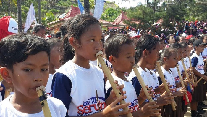 Wow! 1.001 Siswa Main Seruling di Pantai Klayar