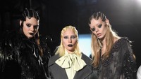 Gaga berpose dengan Kendall Jenner (kiri). Jamie McCarthy/Getty Images for Marc Jacobs/detikFoto.