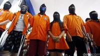 Sejumlah tersangka ikut menyaksikan proses pemusnahan.