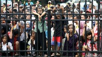 Aksi ini dijaga puluhan polisi. Lalu lintas dari Jl Kebon Sirih ke arah Kwitang agak tersendat.