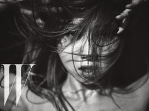 Intip Foto Penuh Energi Minzy 2NE1 untuk Majalah W Korea