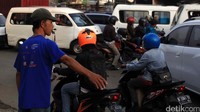 Pembangunan jalan layang tersebut membuat penyempitan sejumlah ruas jalan. Al Fanny Panestika/detikFoto.