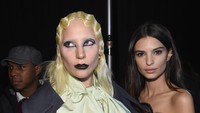 Artis 24 tahun itu berpose bersama Lady Gaga yang menjadi model catwalk di acara tersebut. Jamie McCarthy/Getty Images for Marc Jacobs/detikFoto.