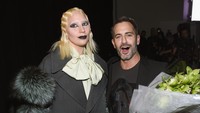 Ia juga tak lupa untuk berpose bersama sang desainer, Marc Jacobs, Kamis (18/2/2016) waktu setempat. Dimitrios Kambouris/Getty Images for Marc Jacobs/detikFoto.