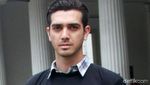 Hot Daddy, Fachri Albar Bergaya Kasual