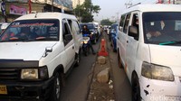 Tak segan-segan pengguna kendaraan menggunakan jalur sebelahnya untuk menghindari kemacetan. Al Fanny Panestika/detikFoto.