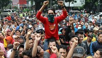 Mereka menuntut ganti rugi lahan dan bangunan yang telah mereka tinggali berpuluh tahun itu yang hendak disulap Ahok untuk ruang terbuka hijau sesuai peruntukannya.
