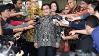 Muliaman D Hadad datang bersama dengan komisioner OJK lainya.