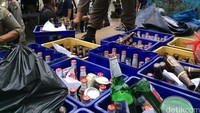 Minuman keras itu diangkut menggunakan truk. Rinaldy Sofwan Fakhrana/CNN Indonesia.