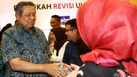 SBY menyalami peserta diskusi.