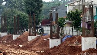 Beberapa tiang pancang telah berdiri.