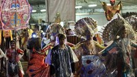 Foto: Mayoritas rombongan memakai jas hujan untuk melindungi badan dari hujan deras yang tengah berlangsung. Semangat untuk mengenalkan Indonesia di mata dunia tidak pernah padam (Randy/detikTravel)