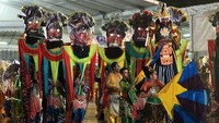 Foto: Hadir juga sejumlah penampil yang membawa tiang yang dihiasi oleh wajah dan rambut yang tampak eksotis. Matanya yang tampak menyala sudah tentu menambah kesan istimewa (Randy/detikTravel)