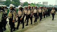 Total ada sekitar dua ribu aparat gabungan Polri, TNI, hingga Satpol PP dikerahkan dalam operasi pekat di Kalijodo.