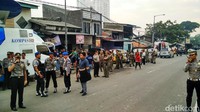 Selama operasi pekat, polisi menutup arus lalu lintas yang mengarah ke Kalijodo.