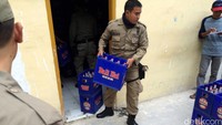 Satpol PP menemukan ribuan botol minuman keras di kafe-kafe Kalijodo. Rinaldy Sofwan Fakhrana/CNN Indonesia.