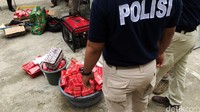 Polisi juga mengamankan ratusan kondom. Rinaldy Sofwan Fakhrana/CNN Indonesia.