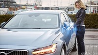 Volvo akan menawari konsumennya sebuah aplikasi dari telepon genggam untuk mengganti kunci fisik. Fitur Bluetooth akan menyambungkan kendaraan dengan telepon yang punya mobil. Pool/Volvo.