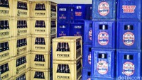 Berbotol-botol minuman keras disita oleh personel gabungan Polri dan TNI.