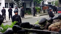 Pasukan Brimob menjaga ketat rumah terduga teroris di Jalan Bukit Kamboja I, Nomor 43 Perum Green Hills Residence, Kecamatan Karangploso, Kabupaten Malang.