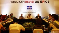 Sekjen Demokrat Hinca Pandjaitan (tengah) hadir dalam diskusi tersebut.