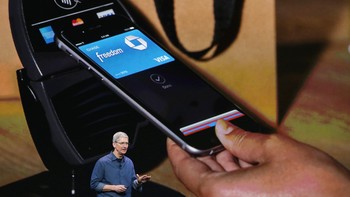 Apple Pay (2014): Apple Pay mempopulerkan pembayaran nirsentuh di era sebelum pandemi membuatnya menjadi kebutuhan. Inovasi ini mendorong percepatan adopsi fintech global dan menjadi blue print bagi layanan dompet digital yang kini marak di seluruh dunia, termasuk Indonesia.: Gettyimages - Justin Sullivan