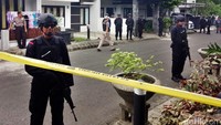 Polisi juga memasang garis polisi di sekitar rumah.