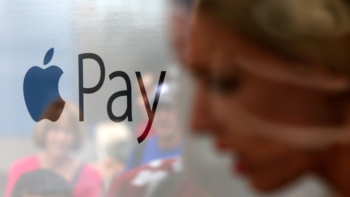 Ilustrasi Apple Pay SAN FRANCISCO, CA - OCTOBER 20: The Apple Pay logo is displayed in a mobile kiosk sponsored by Visa and Wells Fargo to demonstrate the new Apple Pay mobile payment system on October 20, 2014 in San Francisco City. Apples Apple Pay mobile payment system launched today at select banks and retail outlets. (Photo by Justin Sullivan/Getty Images)