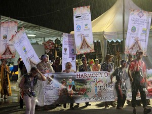 Hujan Tak Surutkan Semangat Kontingen Indonesia di Parade Chingay Singapura