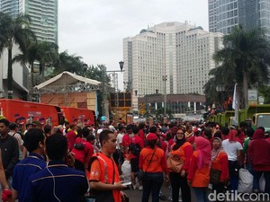 Ribuan Warga Padati Bundaran HI Peringati Hari Sampah Nasional
