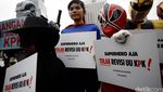Aksi Superhero Tolak Revisi UU KPK