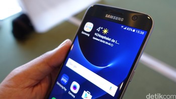 Terlihat nyaman dalam genggaman tangan. Foto: detikINET/Fino Yurio Kristo