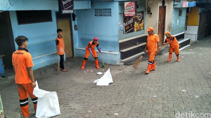 Pasukan Oranye Bersih-bersih Sampah di Kalijodo