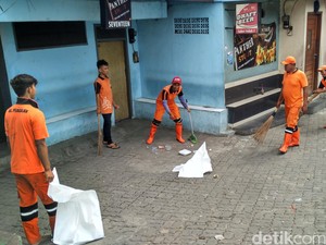 Pasukan Oranye Bersih-bersih Sampah di Kalijodo