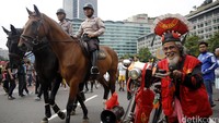 Dua polisi berkuda melintasi kawasan bunderan HI Jakarta, Minggu (21/2/2016). 