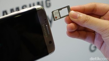 Ada slot micro SIM yang merangkap slot microSD di sisi lainnya. Jika diperlukan, slot microSD ini juga bisa berfungsi sebagai slot micro SIM tambahan. Foto: detikINET/Fino Yurio Kristo