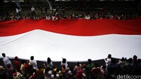 Bendera merah putih raksasa tampak dibentangkan dalam karnaval perayaan Cap Go Meh 2016.