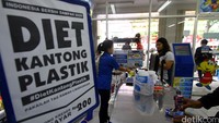 Komitmen itu pun ditunjukan oleh beberapa gerai dan pasar modern serta waralaba yang mulai menerapkan pemakaian plastik dikenakan biaya sebesar Rp 200,-.