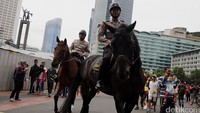 Mereka bertugas dan berjaga mengamankan kawasan seputar area Hari Bebas Kendaraan di wilayah Thamrin Sudirman.