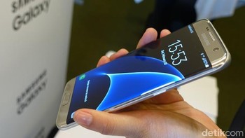 Ini wujud Galaxy S7 Edge warna gold. Foto: detikINET/Fino Yurio Kristo