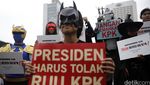 Aksi Superhero Tolak Revisi UU KPK
