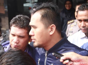 Melaney Ricardo dan Feni Rose Hujan-hujan Jenguk Saipul Jamil