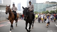 Para petugas berkuda ini menjadi perhatian para warga di CFD. 