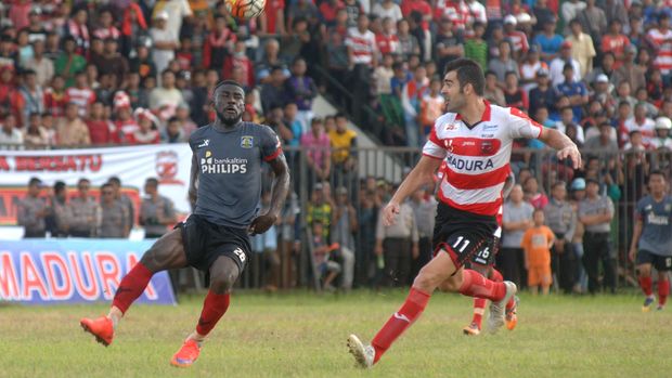 Suporter Madrua United juga melakukan tindakan serupa musim lalu.